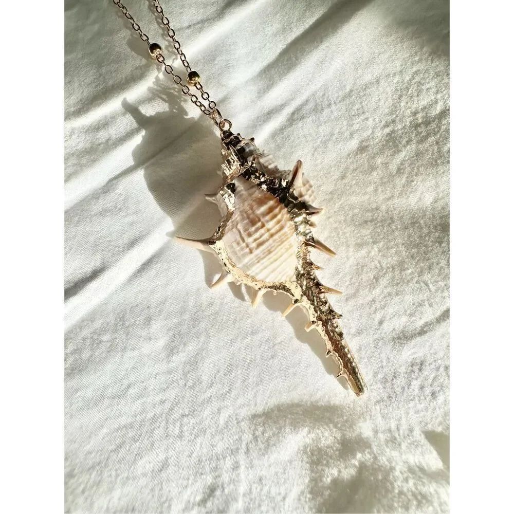 Gold trim seashell pendant necklace ￼